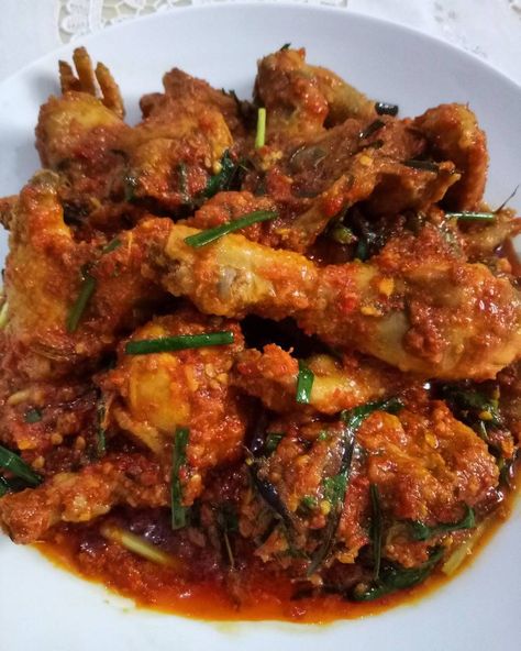 Resep Ayam Rica Rica khas Manado oleh Suyanti Lie - Cookpad Ayam Rica Rica, Ayam Mentega, Thai Chicken Recipes, Family Snacks, Ayam Bakar, Indonesian Cuisine, Spicy Dishes, Indonesian Food, Delicious Vegetarian