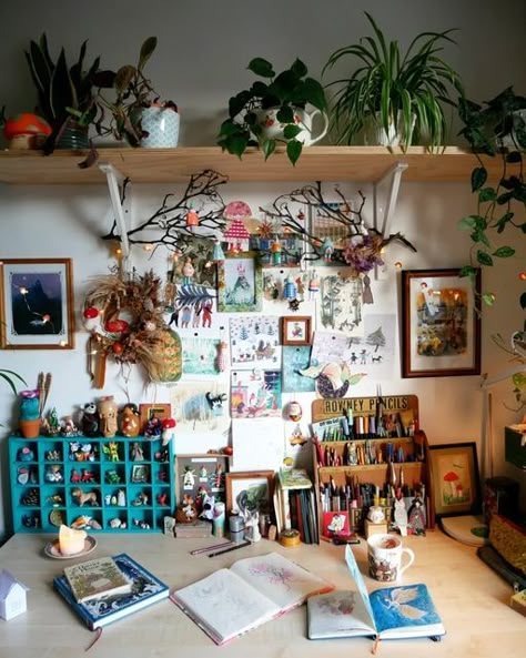 Aesthetic Desk Setup Maximalist, Quirky Desk Decor, Small Art Desk Setup, Desk Setup Maximalist, Cluttercore Desk, Craft Desk Setup, Artsy Desk Setup, Art Desk Setup Ideas, Artist Desk Aesthetic