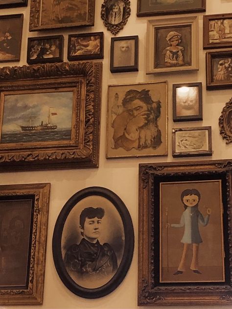 european pictures and unique frames, dark academia vibes Brown Academia Aesthetic, Academia Brown Aesthetic, 1890s Aesthetic, Dark Academia Pictures, Dark Academia Brown, Bedroom Picture Frames, Academia Aesthetic Room, Dark Academia Aesthetic Room, Dark Academia Moodboard