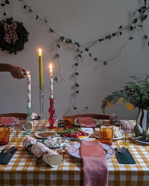 Kirthanaa Naidu on Instagram: “Christmas table for @papier 🍽 I wanted to go non-traditional with this Christmas table by playing with the colour schemes and using a lot…” Holiday Dinner Party Tablescapes, Weenies And Tinis Party, Indoor Dinner Party, Living Deliciously, Dinner Party Tablescapes, Christmas Diner, Plain Wreaths, Dinner Party Table Settings, Festive Tablescape