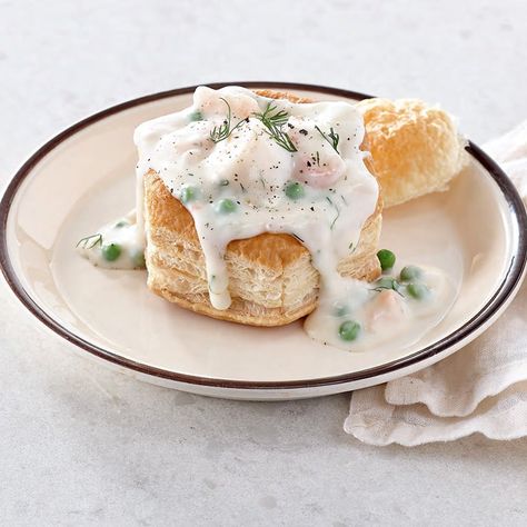 Vol-au-vent aux fruits de mer | coupdepouce.com Canadian Living Recipes, Frozen Scallops, Canadian Women, Best Seafood Recipes, Winter Comfort Food, Frozen Puff Pastry, Puff Pastry Sheets, Entertaining Recipes, Seafood Dinner