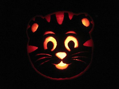 Daniel Tiger jack-o-lantern Daniel Tiger Pumpkin, Tiger Pumpkin Carving, Tiger Pumpkin, Pumpkin Carving Designs, Pumpkin Lantern, Daniel Tiger, Tiger Painting, Easy Tiger, Tiger Face