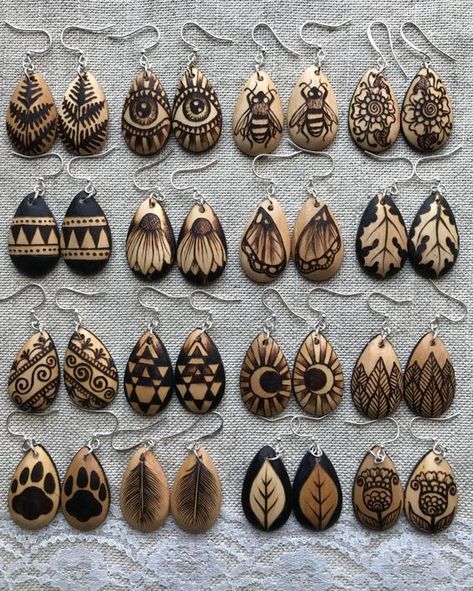 Small Pyrography Designs, Nature Wood Burning, Wood Burning Jewelry, Diy Wood Jewelry, Wood Burned Jewelry, Pyrography Jewelry, Decoration Ideas Kitchen, Pyrography Ideas, Wood Burning Tips