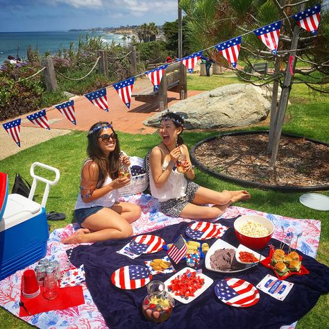 4th of July beach picnic decor 4th Of July Beach, Americana Food, 4th Of July Picnic, Sparkling Sangria, Holiday In The Sun, Picnic Decor, 4th Of July Bbq, Picnic Bbq, Picnic Decorations