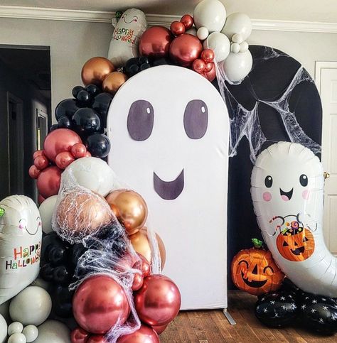 Cutie ghost balloon backdrop. Mirror Red, Mirror Copper, Onyx Black, and Stone inside of White balloons. Cute ghost balloons attached to double arch wall backdrop. Halloween Arch Backdrop, Ghost Backdrop, Arch Wall Backdrop, Ghost Balloons, Arch Wall, Balloon Display, Red Mirror, Balloon Backdrop, Trunk Or Treat