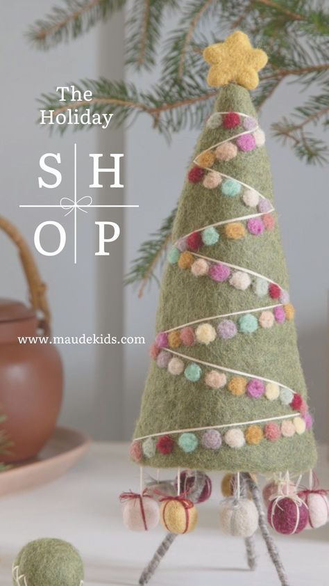 Felted Christmas Tree Decoration with presents Felt Xmas Trees, Felted Christmas Trees, Felt Trees Diy, Elegant Christmas Crafts, Felted Christmas Ornaments, Christmas Felt Garland, Wool Crafts Diy, Felted Christmas, Felt Crafts Christmas