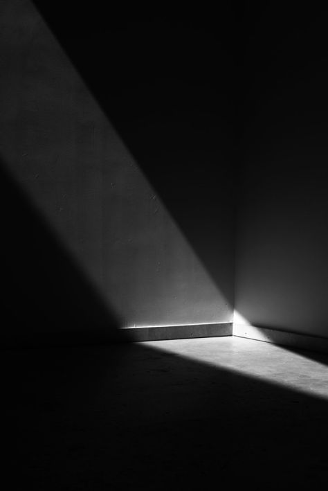 Light And Shadow Photography, Shadow Photography, White Pictures, Empty Room, Shadow Play, Black White Photography, Photo B, Dark Photography, Chiaroscuro