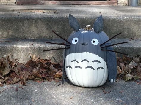 totoro pumpkin Studio Ghibli Halloween Decor, Totoro Pumpkin Painting, Studio Ghibli Pumpkin Painting, Anime Pumpkin Painting, Totoro Pumpkin, Totoro Birthday, Totoro Party, Pumpkin Idea, Halloween Pumpkin Crafts