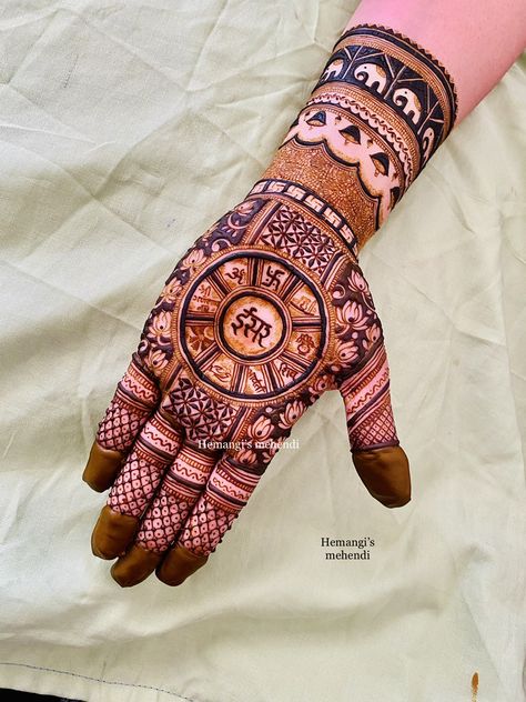 Tapasvi Mehndi Designs, Isar Gangaur Mehndi Design, Gathbandhan Mehndi Design, Kanku Pagla Mehndi For Hand, Mehendi Course, Karva Chauth Mehndi Designs, Bride Mehndi, Peacock Mehndi, Peacock Mehndi Designs