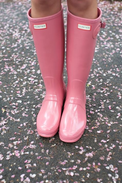 4.16 pink // rain Pink Hunter Boots, Hunter Boots Outfit, Pink Rain Boots, Pink Rain, Wellies Rain Boots, Hunter Wellies, Blair Eadie, Hunter Boot, Look Rose