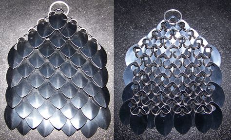 My first shot at scales, using large, black anodized aluminum and split rings. I had enough to make two such patches, which are going into a project I have p... Chainmaille Jewelry Patterns, Chainmail Patterns, Scale Mail, Chainmail Jewelry, Cosplay Armor, Chain Maille Jewelry, Leather Gear, Arm Armor, Cosplay Diy