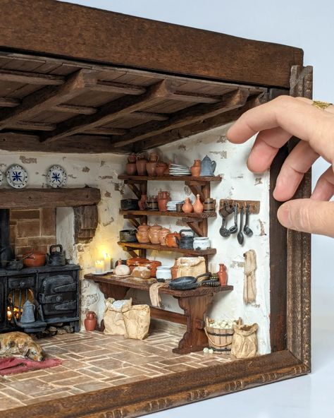 Tudor Kitchen, Room Box Miniatures, Bookshelf Art, Dollhouse Miniatures Kitchen, Diy Doll Miniatures, Doll House Plans, Doll House Crafts, Miniature Projects, Miniature Rooms