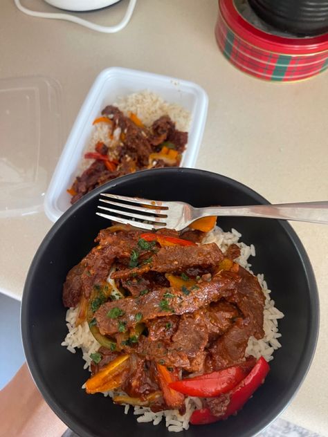 made this for dinner today pepper steak and rice Pepper Steak And Rice, Bacon Steak, Steak And Rice, Chuck Steak, Dinner Today, Healthy Lunch Meal Prep, Food Decor, Pepper Steak, Health Dinner