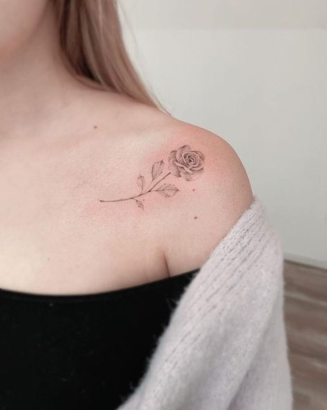 Small Rose Shoulder Tattoo, Small Shoulder Rose Tattoos For Women, Last Name Tattoos For Women, Feminine Rose Tattoo For Women, Rose On Collar Bone Tattoo, Rose Collarbone Tattoo, Collar Bone Tattoo Rose, Rose Tattoo Collar Bone, Rose Collar Bone Tattoo