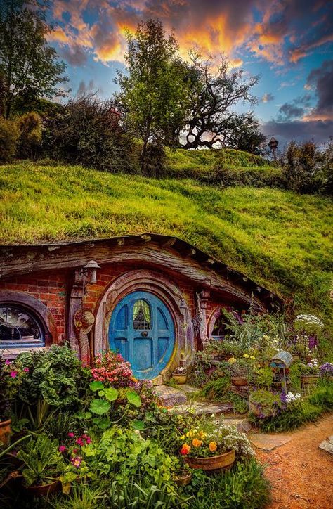 Pinterest Casa Do Hobbit, Casa Hobbit, Fairytale House, Earth Sheltered, Underground Homes, Hobbit Hole, Hobbit House, Earth Homes, Earthship