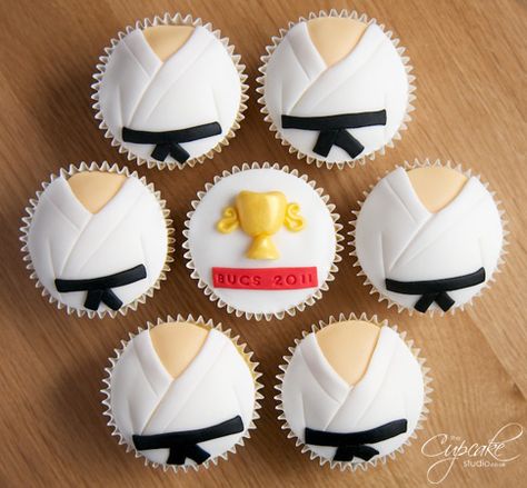 Maybe something like this for a black belt extravaganza we have coming up in February! Karate Cake, Karate Birthday Party, Sport Cupcakes, Karate Party, Judo Throws, Karate Birthday, Ninja Birthday, Sport Cakes, Creative Cupcakes