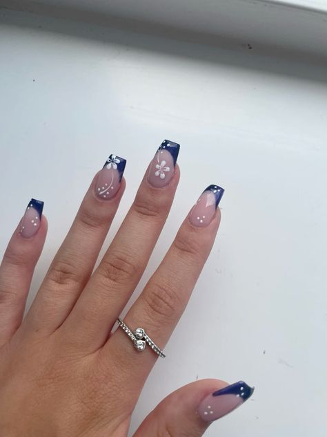 Yale Blue Nails, New Years Nail Designs Navy Blue, Navy Blue Nails For Hoco, Navy Blue Baddie Nails, Navy Blue Gel Nails Design, Blue Nails Inspo Short, Short Almond Nails Navy Blue, Navy And Gold Nails Acrylic, Summer Nails Navy Blue