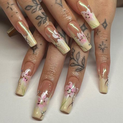 chelle da nail artist on Instagram: “Y2k lily set for @444hanh 🌸” Black French Tip Nail, Nails With Flowers, Lily Nails, Black French Tip, French Tip Nail Art, Claw Nails, Glamour Nails, Really Cute Nails, Black French