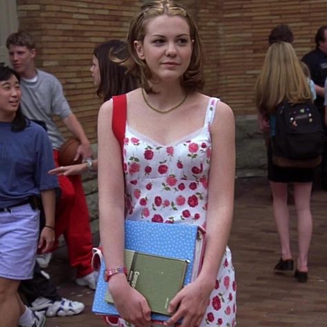 2000s Rom Com, Bianca Stratford, 2000s Pictures, 10 Things I Hate About You, 90s Inspired Outfits, Fall Feels, Simple Tshirt, Fashion Tv, 2000s Fashion