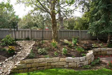 Pretty retaining wall and dry creek bed design Garden Sloped Yard, Fun Yard Ideas, Slope Garden, Backyard Hill Landscaping, Flowers Backyard, Backyard Retaining Walls, Sloped Backyard Landscaping, Landscaping On A Hill, Sloped Yard