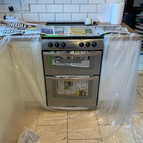 Be inspired by this incredible pink oven makeover that cost less than £30! Oven Makeover Diy, Oven Makeover, Painting Oven, Old Oven, Pink Oven, Oven Vent, Painting Appliances, Stove Black, Mobile Home Renovations