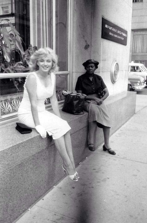 "Marilyn Monroe sits on a window sill of Tiffany's in New York, 1957). Oud Hollywood, Charles Bronson, Jayne Mansfield, Joe Dimaggio, Annie Leibovitz, Marilyn Monroe Photos, Liv Tyler, Woman Sitting, Norma Jean