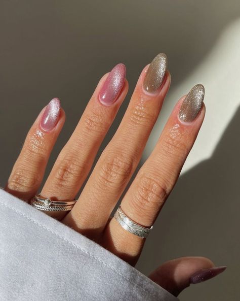 Reflective Nails, Cat Eye Nails Polish, Magnetic Nail Polish, Eye Nail Art, Velvet Nails, Magnetic Nails, Cat Eye Nails, Gold Velvet, Nail Trends