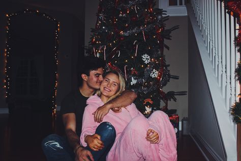 Boyfriend Christmas Photos, Christmas Morning Couple Pictures, Christmas Morning Couple, Boyfriend Girlfriend Christmas Pictures, Cute Christmas Pics With Boyfriend, Christmas Photos With Boyfriend, Christmas Couple Activities, Christmas Pics With Boyfriend, In Home Christmas Photoshoot Couple