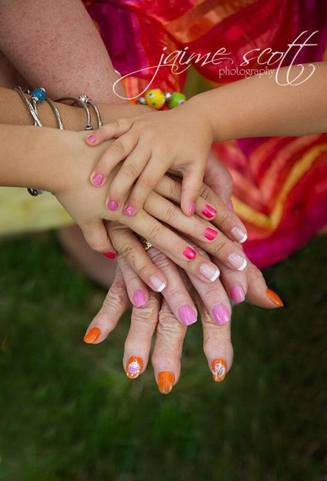 Four Generation Pictures, Photography Ideas Family, Generation Pictures, Generations Photography, Family Grandparents, Large Family Poses, Grandparent Photo, Large Family Photos, Generation Photo