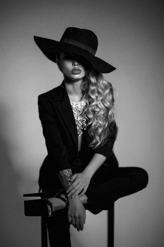 High Fashion Poses, Woman In Suit, Studio Photography Poses, Vintage Photoshoot, Shotting Photo, Photographie Portrait Inspiration, Glam Photoshoot, Model Inspo, Photoshoot Themes