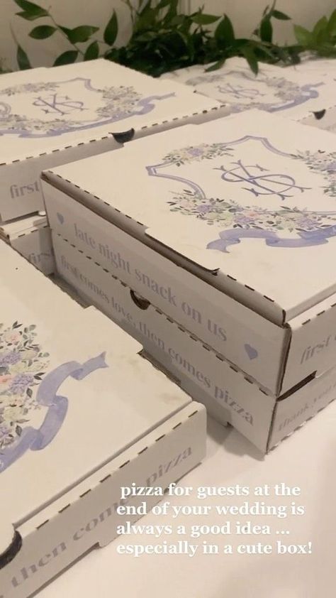 Wedding Cake Thats Not Cake, Wedding Night Snack, Midnight Snack Wedding Ideas, Pizza Late Night Snack Wedding, Wedding Favors Aesthetic, Aesthetic Wedding Favors, Custom Pizza Boxes Wedding, Late Night Wedding Snack Ideas, Late Night Pizza Wedding