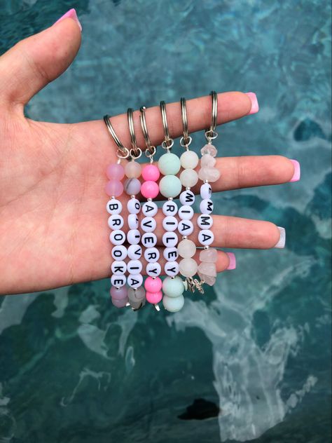 Customizable: color and name or short phrase! Name Keychains, Keychains Diy, Pulseras Kandi, Seni Resin, Letter Bracelets, Beaded Flower Bracelet, قلادات متدلية, Bracelet Initial, Bracelets Handmade Diy