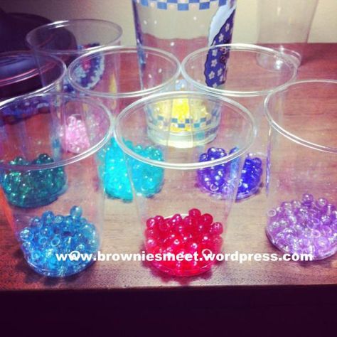 Getting to know you friendship bracelets for first Girl Scout meeting Brownie Quest Journey, Brownie Meeting Ideas, Brownie Journey, Girl Scout Brownies Meetings, Brownie Quest, Brownies Activities, Brownie Ideas, Girl Scout Troop Leader, Girl Scouts Brownies