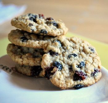 Very Berry Oatmeal Cookies--I had a similar cookie at Panera this week & I really want to try it myself! Oatmeal Cranberry Cookies Recipe, Dessert Biscuits, Cranberry Cookies Recipes, Berry Cookies, Berry Oatmeal, Oatmeal Cranberry Cookies, Biscuits Diététiques, Grape Nuts, Healthy Chocolate Chip Cookies