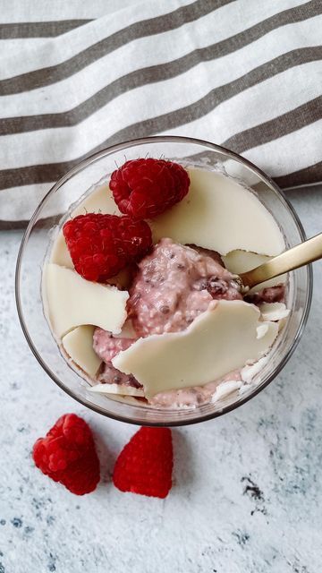 melisa • melafitjourney on Instagram: "WHITE CHCOCOLATE BELENDED RASPBERRY OVERNIGHT OATS! Raspberry and white chocolate combo is just perfect 👌 Macros: 308 kcal / C 31 / F 8 / P 27 Oat base: 35 g oats 20 g vanilla / white chocolate flavor protein powder (sub oat flour) 40 g raspberries 3 g chia seeds 35 g thick yogurt / greek yogurt 0% fat 80 - 100 ml unsweetened almond milk (adjust as necessary) White Chocolate layer: 8 g (lowcarb) white chocolate The night before or 5-6 hours before ser Overnight Oats Raspberry, White Chocolate Yogurt, Raspberry Overnight Oats, Yogurt Greek, Iifym Recipes, Raspberry And White Chocolate, Thick Yogurt, Chocolate Yogurt, Macro Friendly Recipes