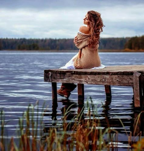 Lake Photoshoot, The Lake House, Lake Girl, Autumn Lake, Lake Photography, Beach Photography Poses, Summer Photoshoot, Portrait Photoshoot