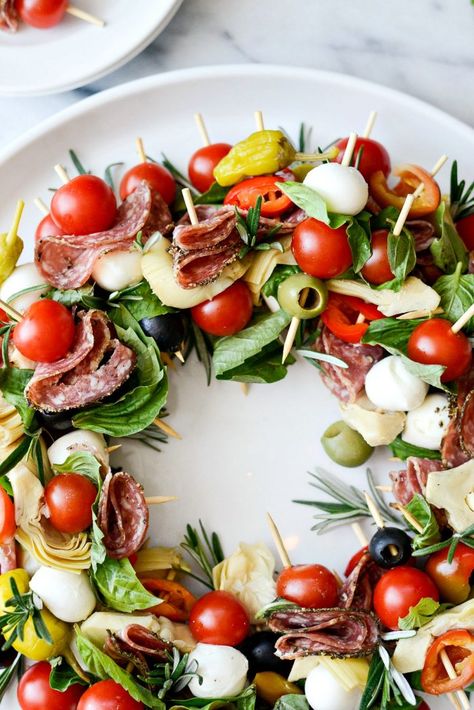 Holiday Antipasto Wreath l SimplyScratch.com #holiday #christmas #appetizer #antipasto #skewers #snack Antipasto Wreath, Food Wreath, Skewer Appetizers, Food Decorations, Thanksgiving Dinner Menu, Food Appetizers, Snacks Für Party, Thanksgiving Menu, Christmas Appetizers