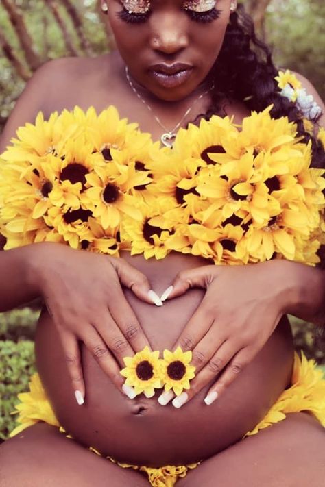 Sunflower Maternity Pictures, Birth Ideas, Bump Photoshoot, Shower 2023, Baby Bump Photoshoot, Maternity Photoshoot Outfits, Pregnancy Goals, Maternity Ideas, Baby Wolf