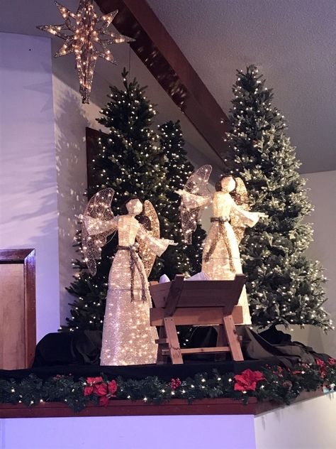 Church Pulpit Decorations, Christmas Church Decorations Sanctuary, Church Christmas Decorations Sanctuary, Christmas Photo Booth Ideas, Christmas Altar, Parade Float Diy, Christmas Stage Decorations, Church Stage Decor, Christmas Stage Design