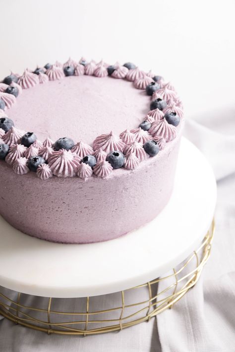 Blueberry Layer Cake, Cake Frosting Designs, Tårta Design, Blueberry Frosting, Two Layer Cakes, Fruity Cake, Crumble Cake, Simple Cake Designs, Blueberry Cream Cheese