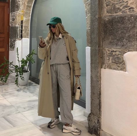 Outfits With Baseball Cap, Joggers Outfit Women, Grey Tracksuit, Flannel Blouse, Jogger Pants Outfit, Green Trench Coat, Trench Coat Outfit, Beige Trench Coat, Fall Trends Outfits