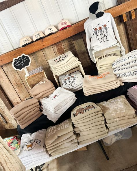 ⭐️BURGOO 2024⭐️ Were all set up at Burgoo! We’re located inside the canal market in booth 25 where we were last year!! Look for the big red barn 😊 Here today until 6PM and Sunday 9AM-5PM 🛍️ Come see us and SO many other amazing vendors! It’s a beautiful weekend 🤎 Indoor Vendor Booth, Christmas Vendor Booth, Vendor Set Up Ideas Booth Design, Tshirt Vendor Booth Display Ideas, Vendor Booth Display Ideas Clothing, Vendor Booth Display, Big Red Barn, Christmas Booth, Antique Booth Displays