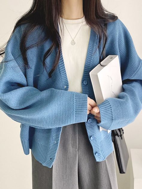 Cardigan Outfit Korean, Minimal Winter Outfit, Sweater Outfits Korean, Blue Cardigan Outfit, Minimal Style Outfits, Cardigan Azul, Sweater Cardigan Outfit, Outfit Korean, Button Front Cardigan