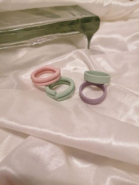 Pastel Rings Aesthetic, Polymer Clay Rings Diy How To Make, Polymer Rings Diy, Diy Accesories Aesthetic, Fimo Ring Ideas, Polymer Clay Ring Ideas, Polymer Clay Rings Diy, Clay Ring Ideas, Pastel Rings