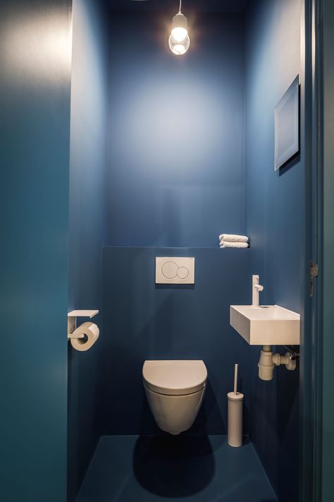 Blue Public Bathroom, Blue Toilet Room, Mid Modern House, Interior Design Yellow, Blue Toilet, Wc Ideas, Cloakroom Toilet, Navy Bathroom, Toilette Design