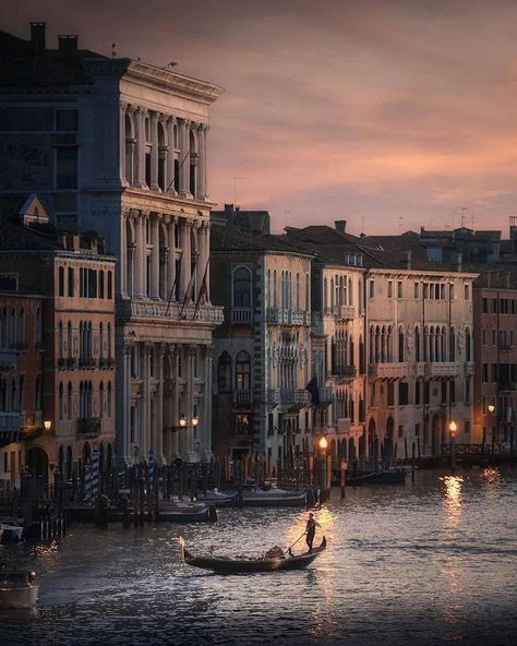 1,814 Likes, 10 Comments - Italy | Italia | Italiastyle20 (@italiastyle20) on Instagram: “📸: @mindz.eye 📍: #Venezia SELECTED BY: @minga.mrc . Admin: @minga.mrc @chrisma1105 @vale_774…” Venice Sunset, Editor Wallpaper, Countryside House, Background Editor, Rainy Night, Unique Photography, Grand Canal, World Photography, City Photography