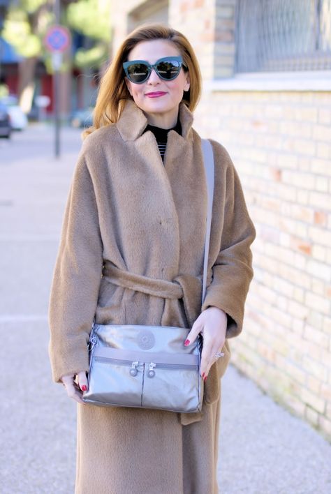 Kipling Bags Outfit Style, Metallic Outfit, Bags Outfit, Kipling Bags, Emily In Paris, Fashion Blogger Style, Camel Coat, Blogger Style, Small Shoulder Bag