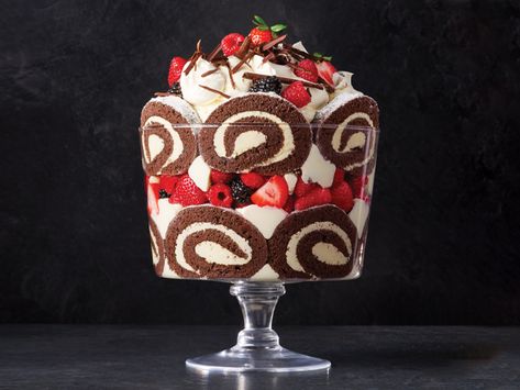 Holiday Trifle, Bakery Chocolate Cake, Chocolate Cake Roll, Trifle Bowl Recipes, Trifle Dessert Recipes, Chocolate Roll Cake, Cake Rolls, Trifle Dish, Chocolate Roll