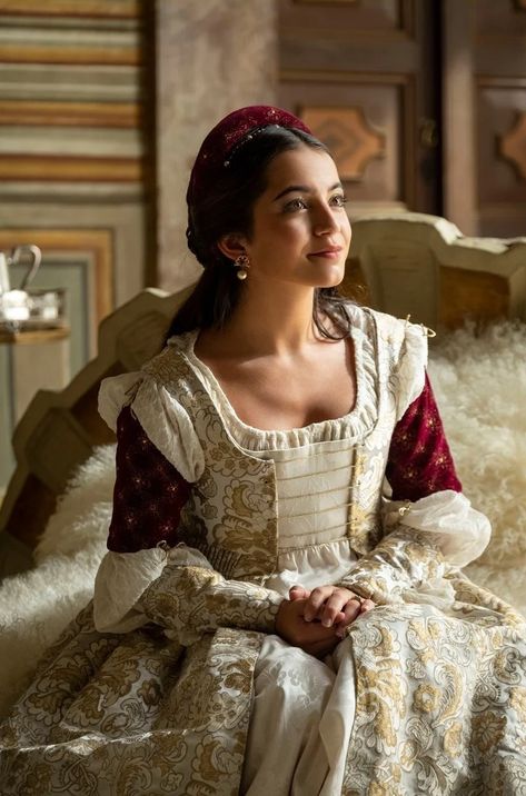 Rosaline (2022) Rosaline 2022, Isabela Merced, Isabela Moner, Minnie Driver, Kaitlyn Dever, Historical Dresses, Romeo And Juliet, Fantasy Fashion, Historical Fashion