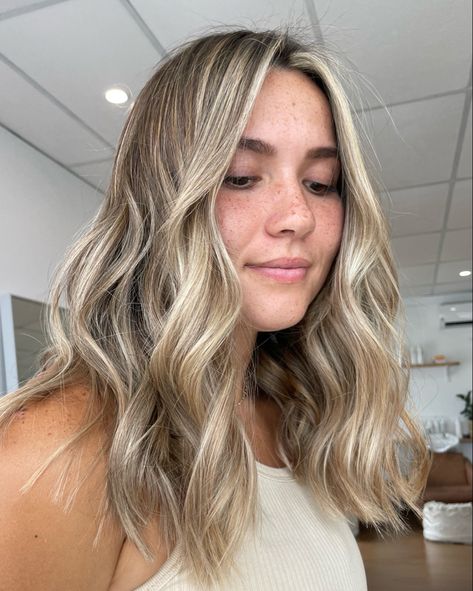 Hair balayage curled medium hair Lob Bronde Balayage, Bronde Balyage Short Hair, Light Curl Hairstyle, Bronde Lob Hair, Brown Eyes Light Hair, Short Blonde Curled Hair, Light Curls Short Hair, Mid Length Highlighted Hair, Lived In Blonde Lob